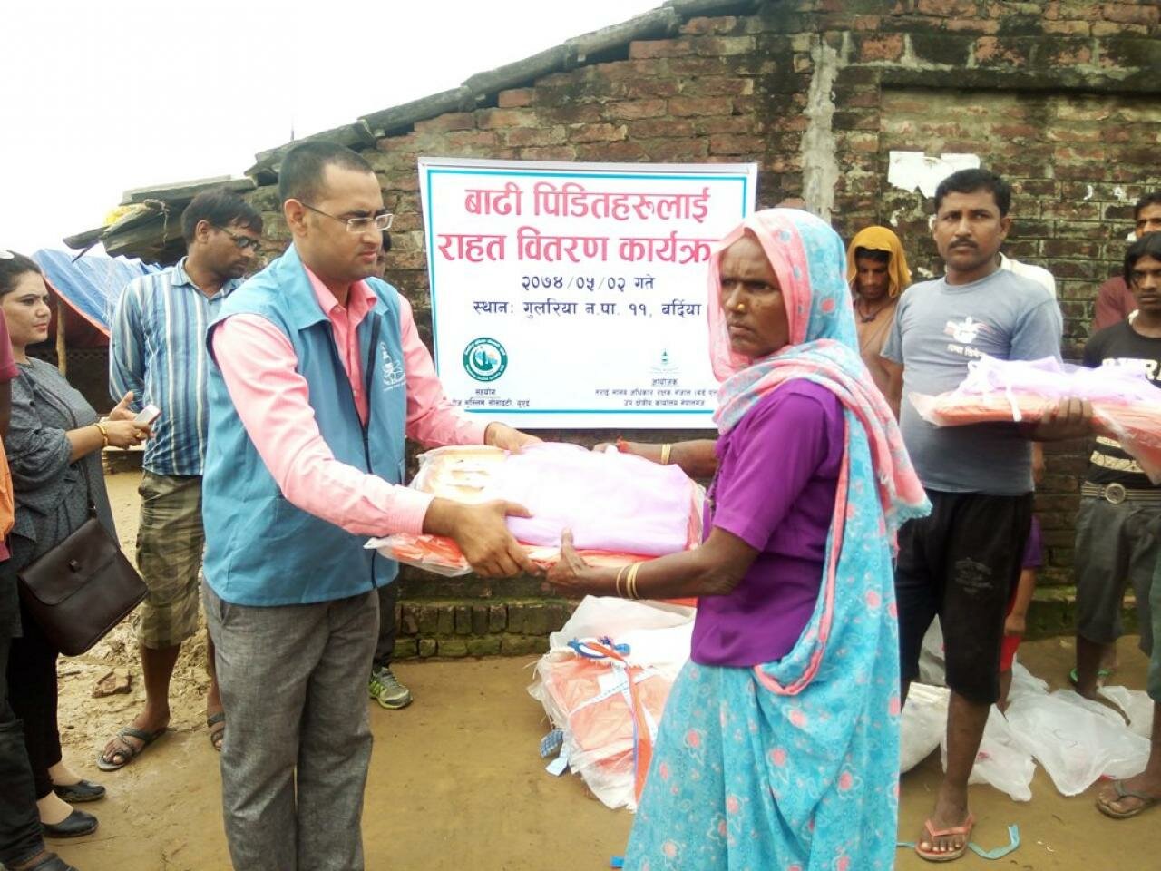 बर्दियामा त्रिपाल र झुल वितरण